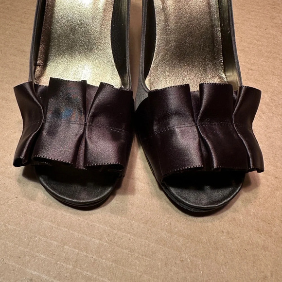 Stuart Weitzman GigiRitz satin open toe bow pump, brown, 6.5 - Picture 5 of 12